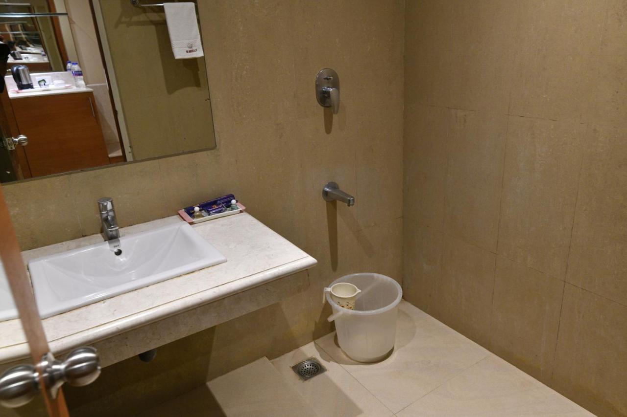 PLA Krishna Inn Tiruchirappalli Exterior foto
