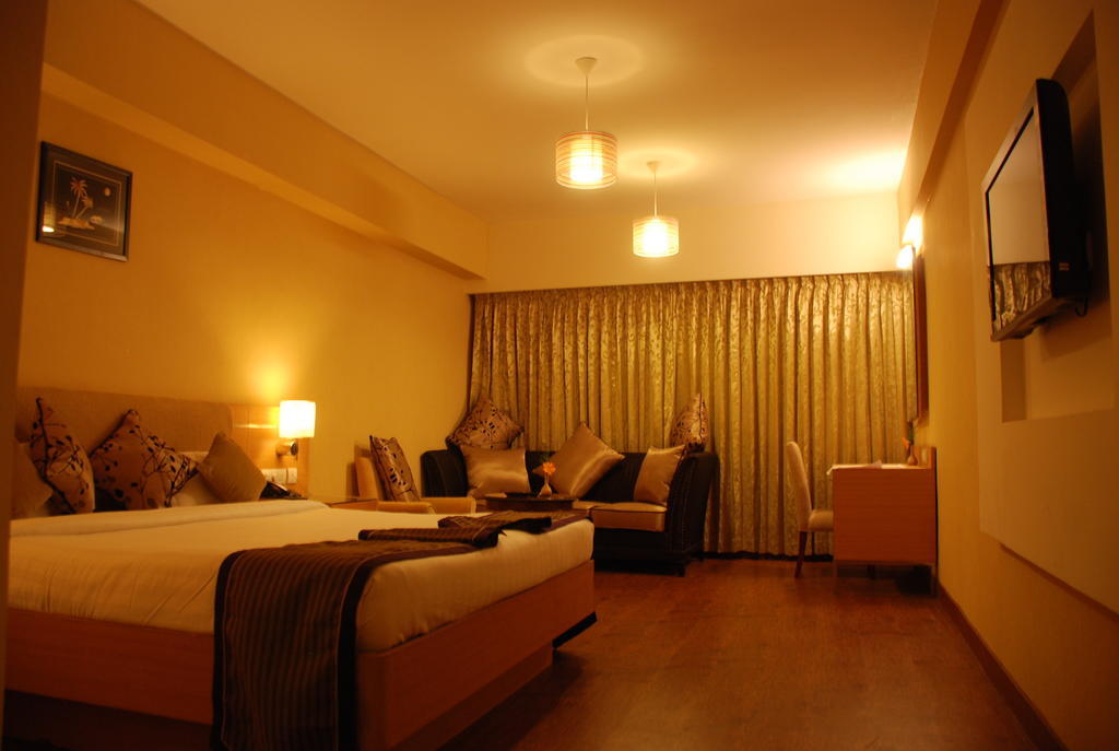 PLA Krishna Inn Tiruchirappalli Exterior foto